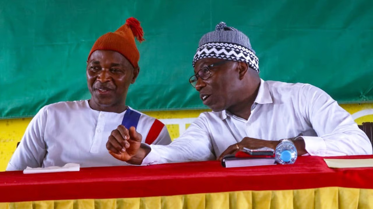 Na hun vrijlating weigeren Pereira en Dias de uitgestoken hand van de militairen