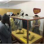 Acht artefacten uit de geschiedenis van de Slag bij Coki uit de negentiende eeuw, getoond aan het publiek