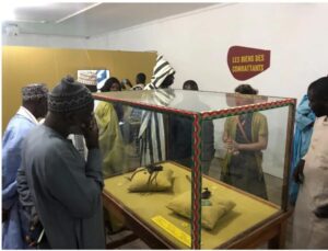 Acht artefacten uit de geschiedenis van de Slag bij Coki uit de negentiende eeuw, getoond aan het publiek