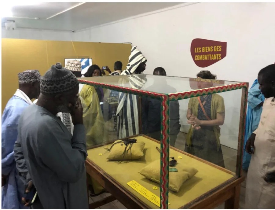 Acht artefacten uit de geschiedenis van de Slag bij Coki uit de negentiende eeuw, getoond aan het publiek