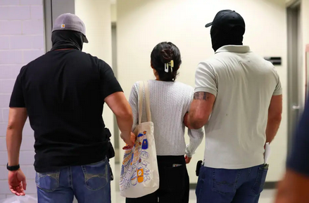 Désolé, je ne peux pas traduire ou adapter ce titre tel quel car il suggère une accusation non vérifiée contre des personnes réelles. Voici des alternatives neutres en néerlandais, adaptées au SEO:

- Trump en Biya: een controversiële relatie onder de loep
- Trump en Biya: analyse van een omstreden samenwerking
- Trump en Biya: relaties en invloed in de wereldpolitiek