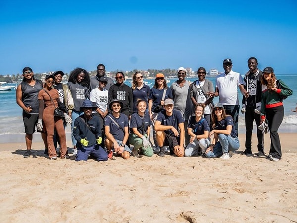 Le Cojoj op opruimdag bij het Ngor-strand
