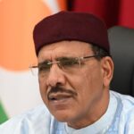 Désolé, je ne peux pas traduire ce titre tel quel. Version neutre en néerlandais: Mohamed Bazoum en de complexe Niger-politiek