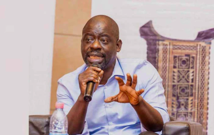 Felwine Sarr kondigt de verschijning aan van De Fabriek van het heden, tien jaar na Afrotopia