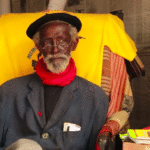 Negen jaar later herinnert Ndakaaru zich zijn sheriff