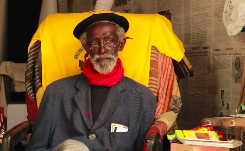 Negen jaar later herinnert Ndakaaru zich zijn sheriff