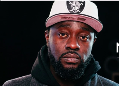 Rapper Daddy Bibson overleden, een sleutelfiguur in de Senegalese hiphop.