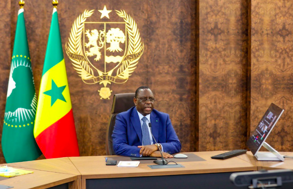 De hyperactieve campagne van Macky Sall laat waarnemers perplex achter.