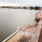 Minibus stort in de Casamance-rivier vanaf Émile Badiane-brug