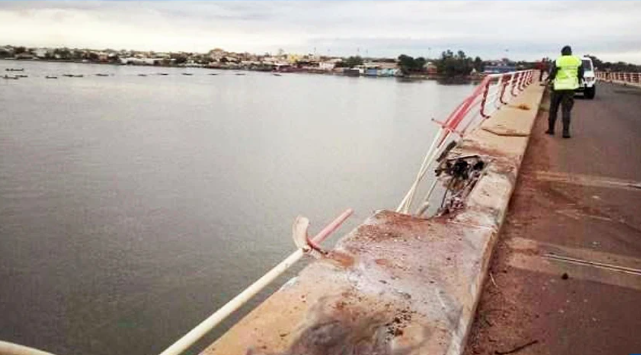 Minibus stort in de Casamance-rivier vanaf Émile Badiane-brug