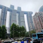 Bovenop Raffles City: de roes van de leegte en de stad aan zijn voeten