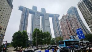 Bovenop Raffles City: de roes van de leegte en de stad aan zijn voeten