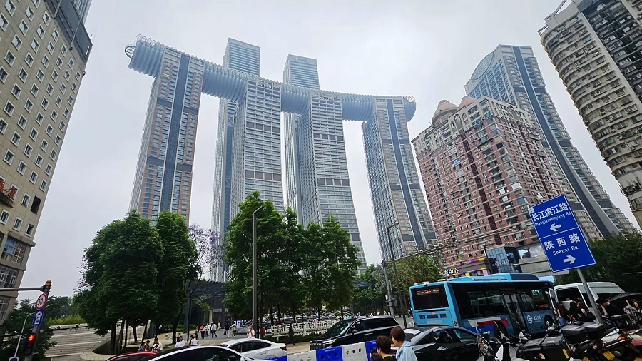 Bovenop Raffles City: de roes van de leegte en de stad aan zijn voeten
