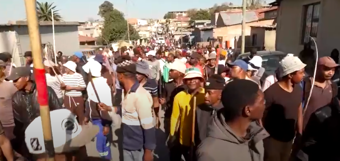 In Zuid-Afrika achtervolgen anti-migrantenmilities buitenlanders tot aan hun voordeur