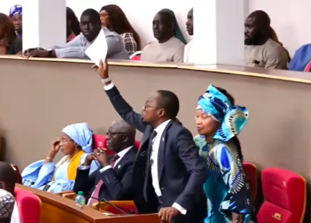 Sonko neemt Abdou Mbow de microfoon af en dreigt hem door de gendarmerie te laten verwijderen.
