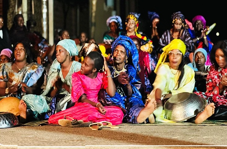 Van kampvuur naar de microfoons in de stad: hoe slam-poëzie de Senegalese vertelavonden heeft geërfd