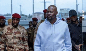 Het leger stelt Guinee gerust na het verlof van Doumbouya