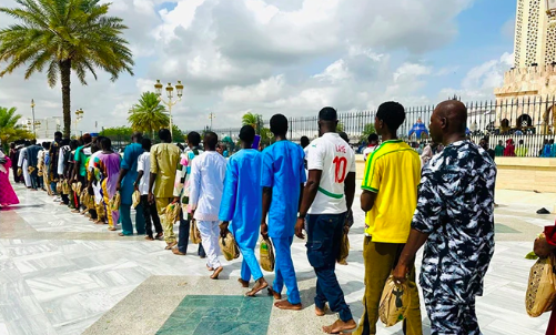 Touba: Jeugdige devotie aan de voet van de mausolea