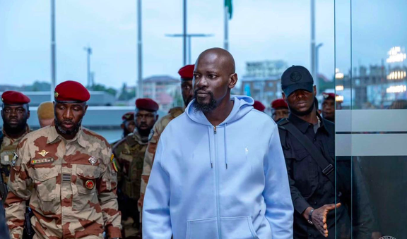 Waar bevindt Mamadi Doumbouya zich?