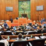 Sonko relativeert spanningen met de regering