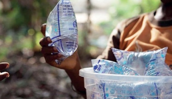 Waterzakjes, vervuiling en volksgezondheid: een dubbele bedreiging