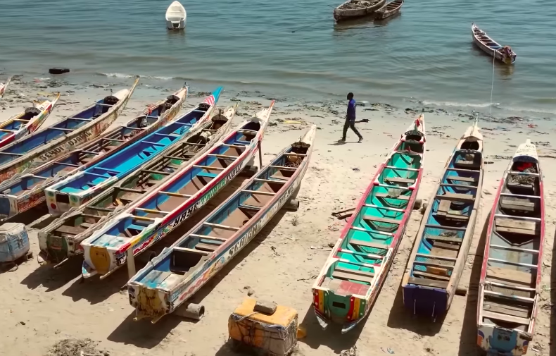 Mboro: 53 illegale migranten gered na panne van een pirogue