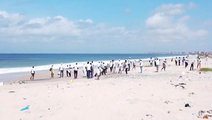 Op het strand van Yoff maken achtergelaten injectiespuiten bewoners ongerust